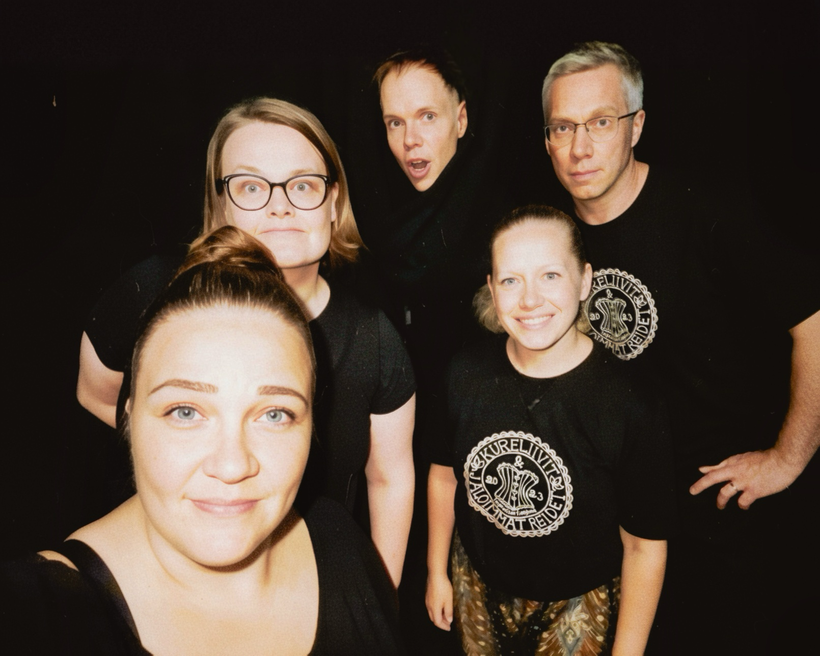 Improvisaatioteatteriryhmä Kureliivit ja jaloimmat reidet ryhmäkuva